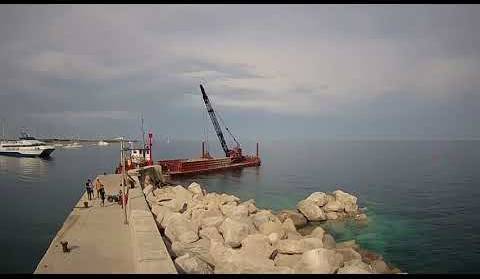 Unije, mol, gradilište, turisti, ljetni dan 02.08.2020.