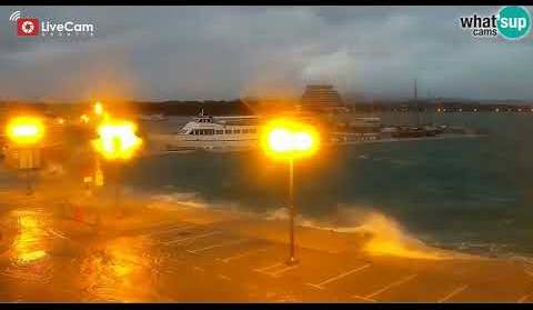 Poplavljene Vodice - riva pod valovima, olujno jugo 22.11.2022.