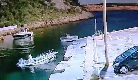 Potonuće brodice u luci Prizna - Live Cam Croatia