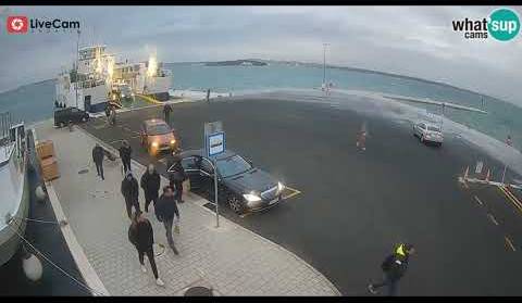 Borba s valovima: trajekt uplovljava u Tkon po jakom jugu