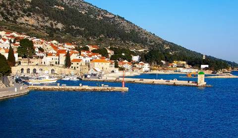 Bol centar mjesta i marina uživo, web kamera otok Brač 