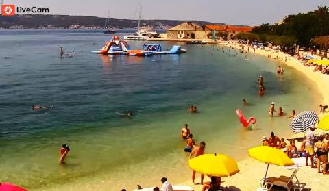 Kaštel Stari uživo – plaža i more. 